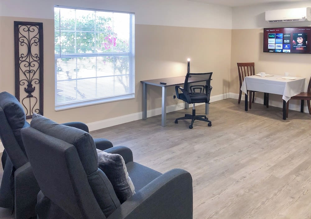 Lazy Cuckoo Inn - Sleek and Stylish Studio Apartments 1