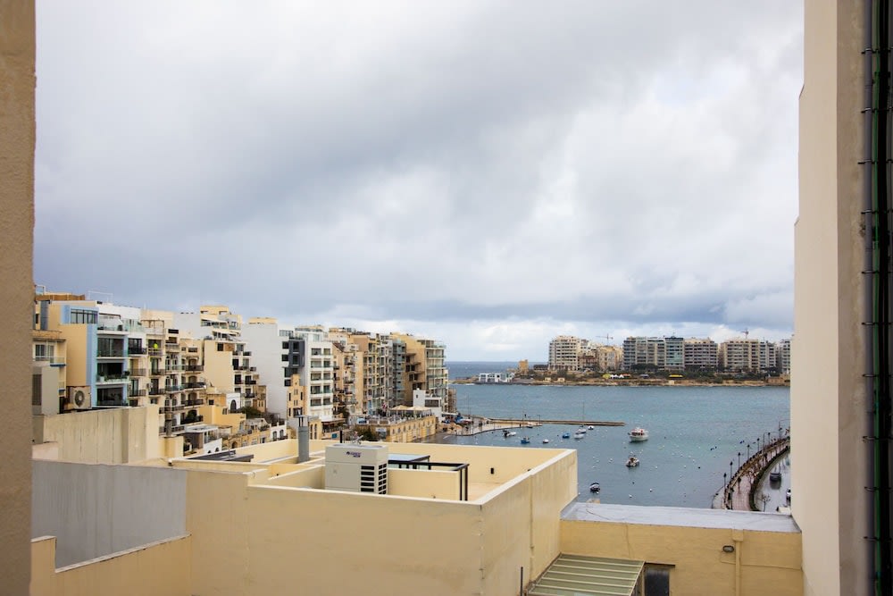 Chic 1BR Retreat in St Julian's by Holi 1