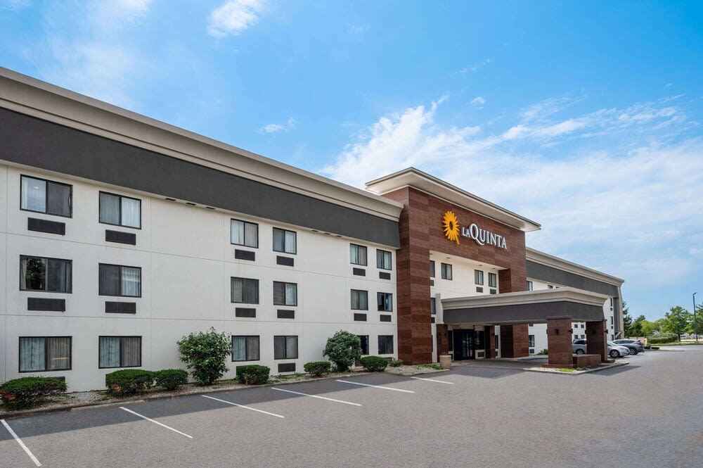 La Quinta Inn by Wyndham Indianapolis Airport Executive Dr 1