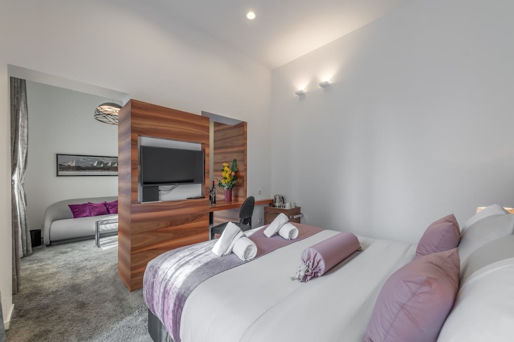 Starlight Luxury Suites 4