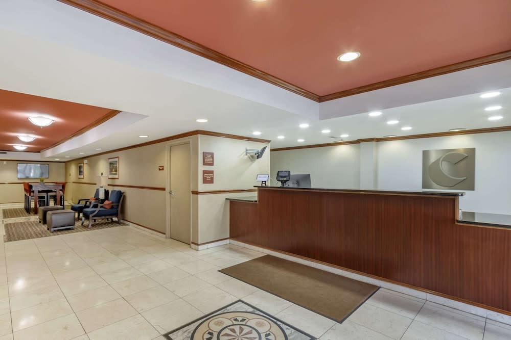 Comfort Inn & Suites Charleston Airport Convention Center 2