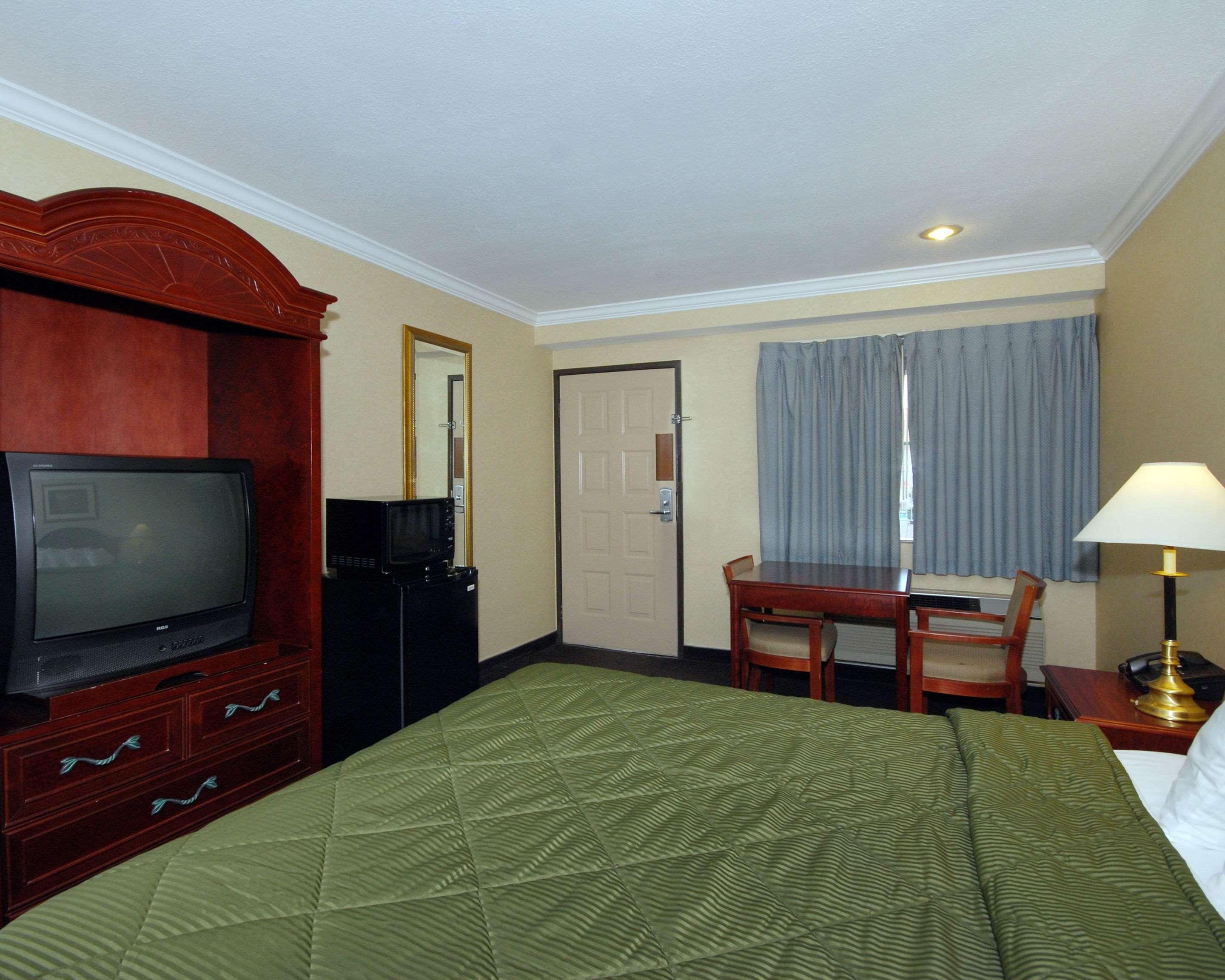 Quality Inn Near City of Hope 4