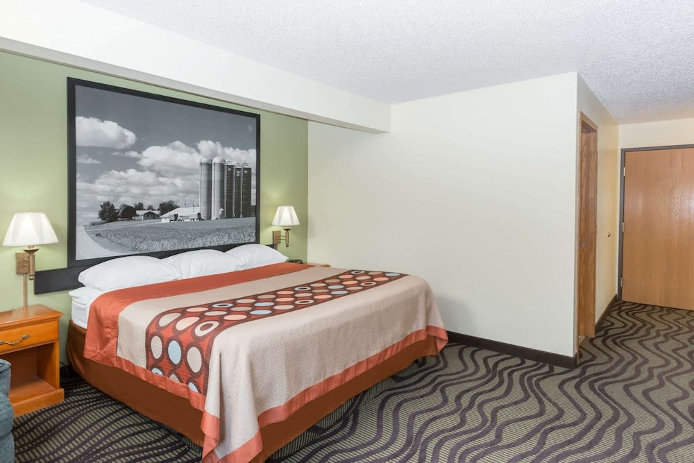 Super 8 by Wyndham Newton 3