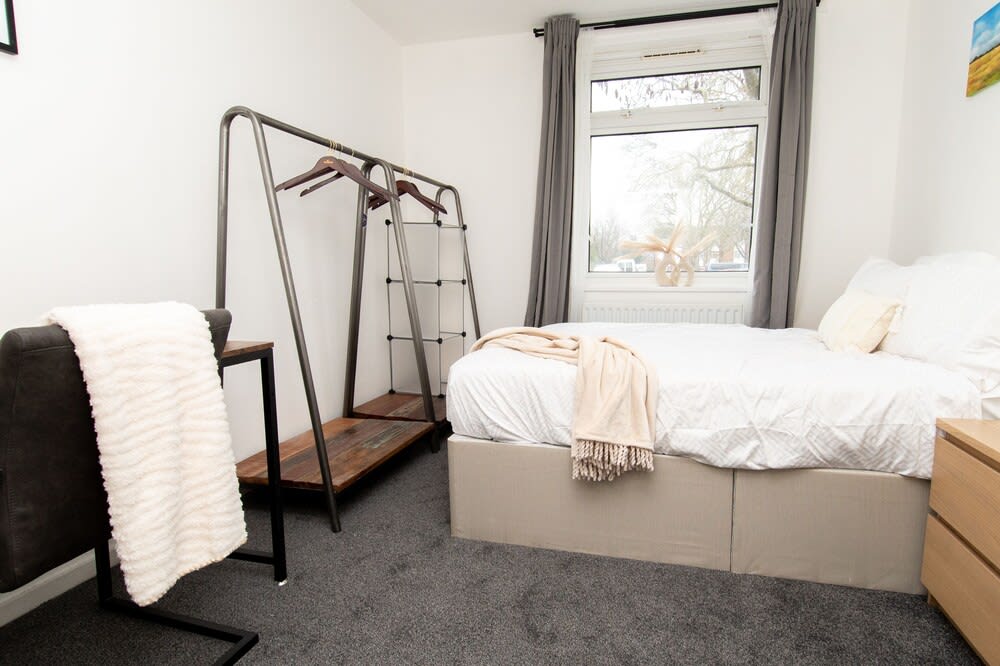 Stunning 1-bed Entire Apartment in Teddington 1