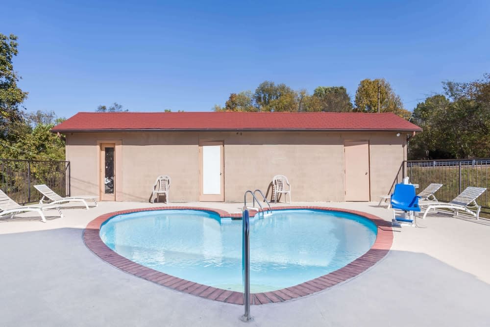 Travelodge by Wyndham Clarksville 1