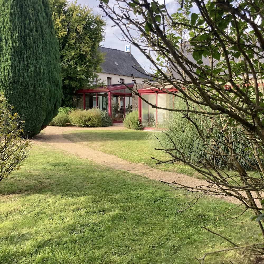 Hôtel Les Voisins Beaucemaine 1