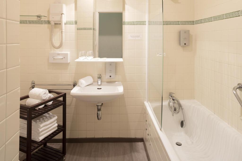 Logis Hôtel Restaurant Les Cèdres 5