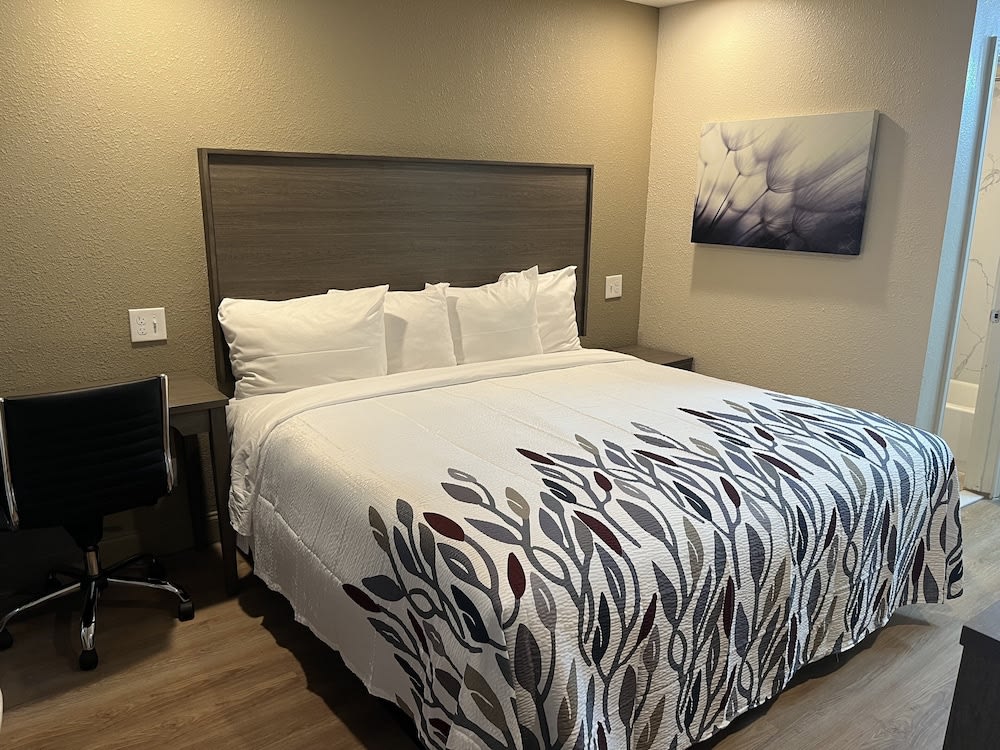 Red Roof Inn Haltom City 1