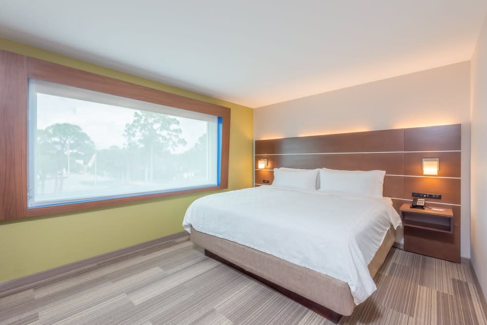 Holiday Inn Express & Suites BRADENTON WEST by IHG 3