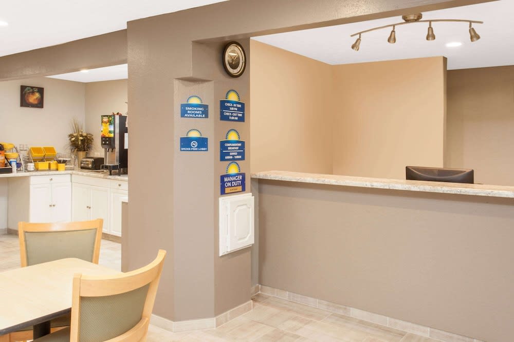 Days Inn by Wyndham Farmer City 2