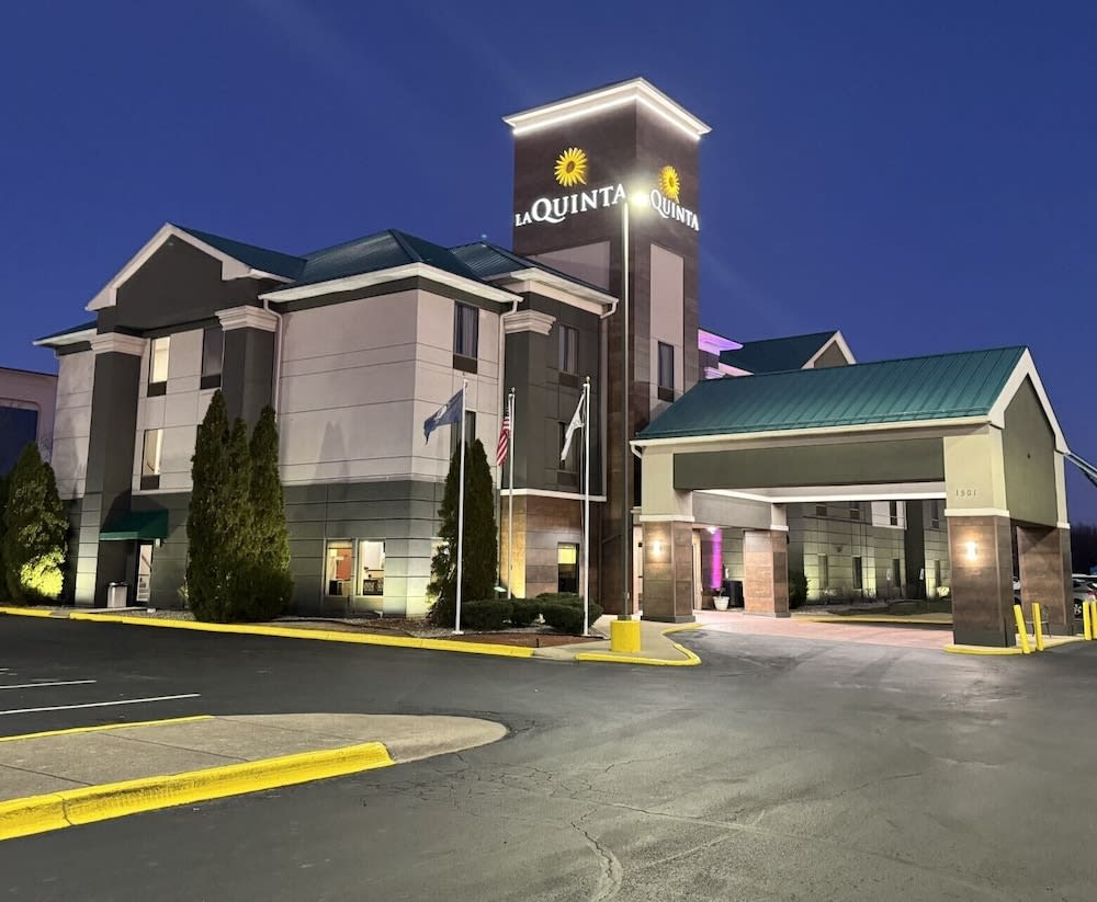 La Quinta Inn & Suites by Wyndham Louisville East 1