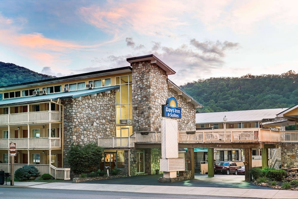 Days Inn & Suites by Wyndham Downtown Gatlinburg Parkway 1
