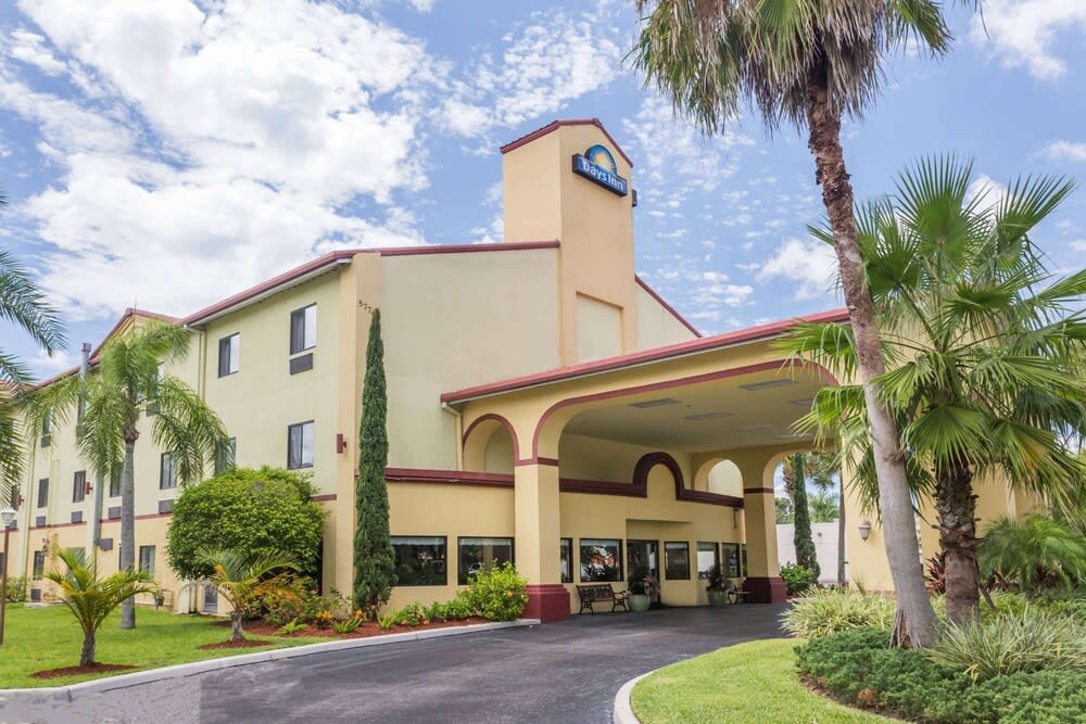 Days Inn by Wyndham Sarasota I-75 1