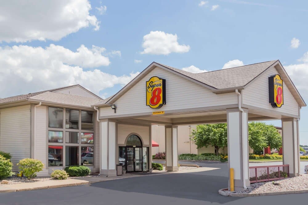Super 8 by Wyndham Appleton 1