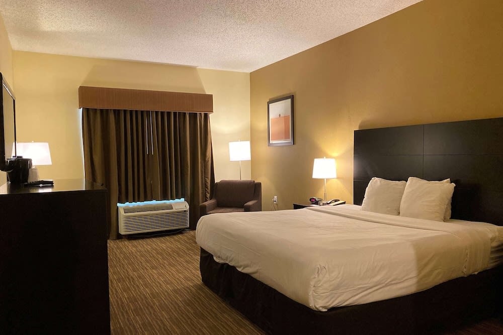 Baymont by Wyndham Houston North 1