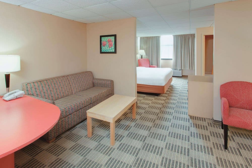 Ramada Inn by Wyndham Fairfield NJ 5