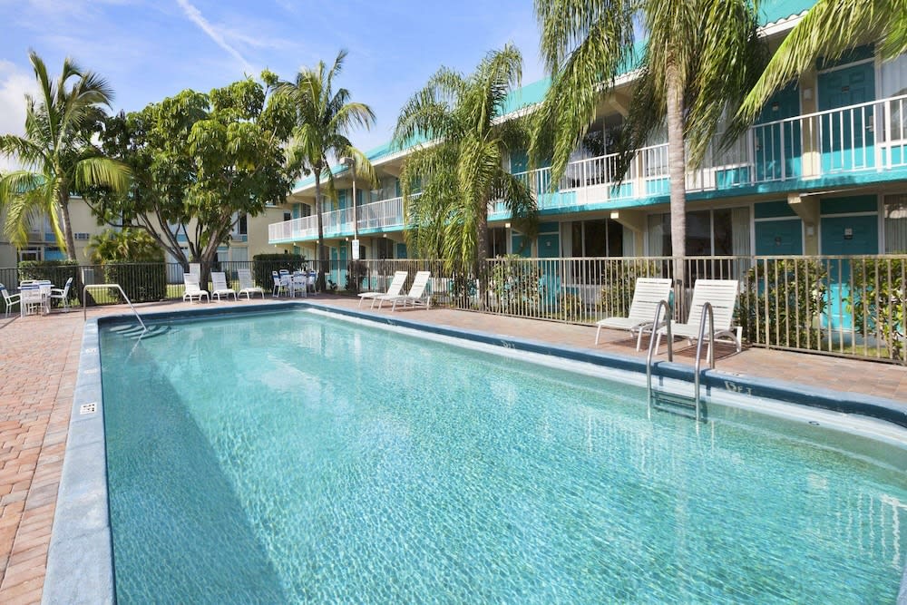 Days Inn & Suites by Wyndham Fort Pierce Midtown 1