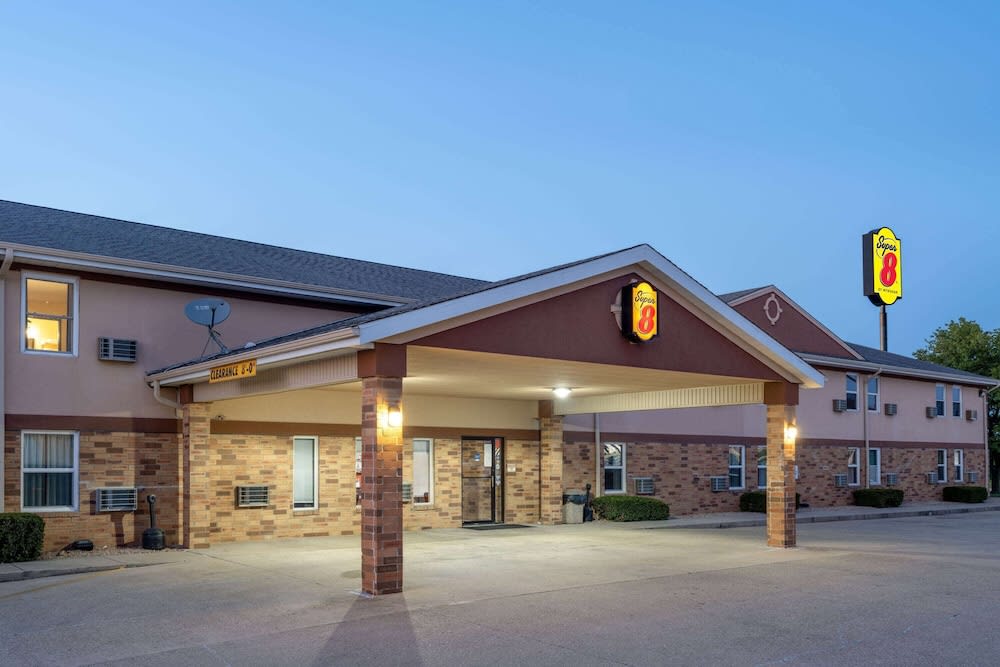 Super 8 by Wyndham Mattoon 1
