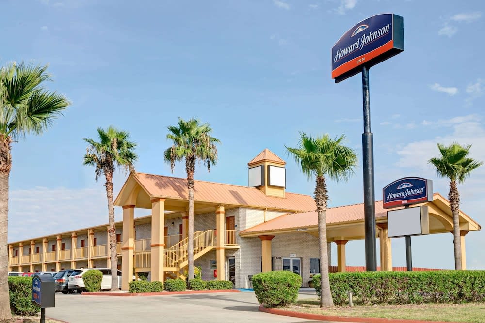 Howard Johnson by Wyndham Galveston 1
