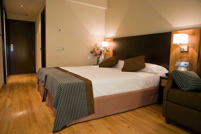 Hotel y Apartamentos Conilsol 5