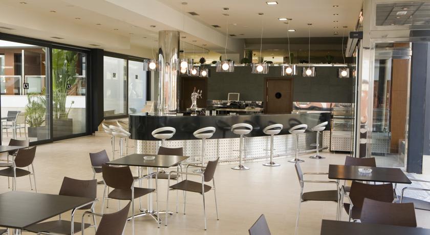 Hotel y Apartamentos Conilsol 3