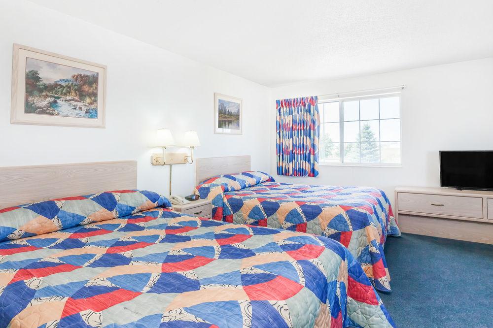 Super 8 by Wyndham Forest City 2