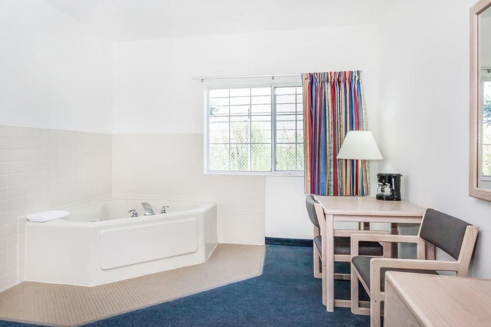 Super 8 by Wyndham Forest City 4