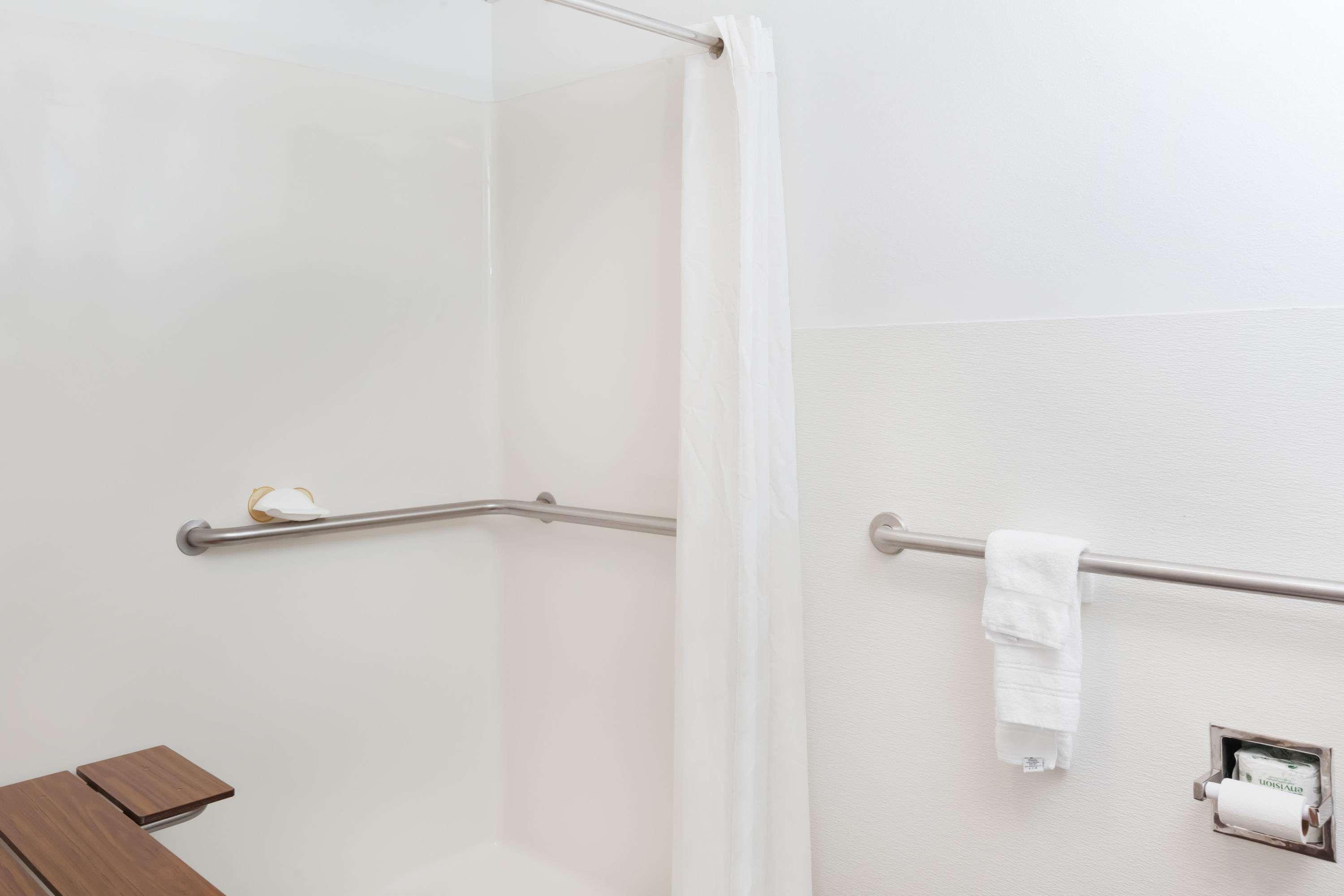 Super 8 by Wyndham Forest City 5