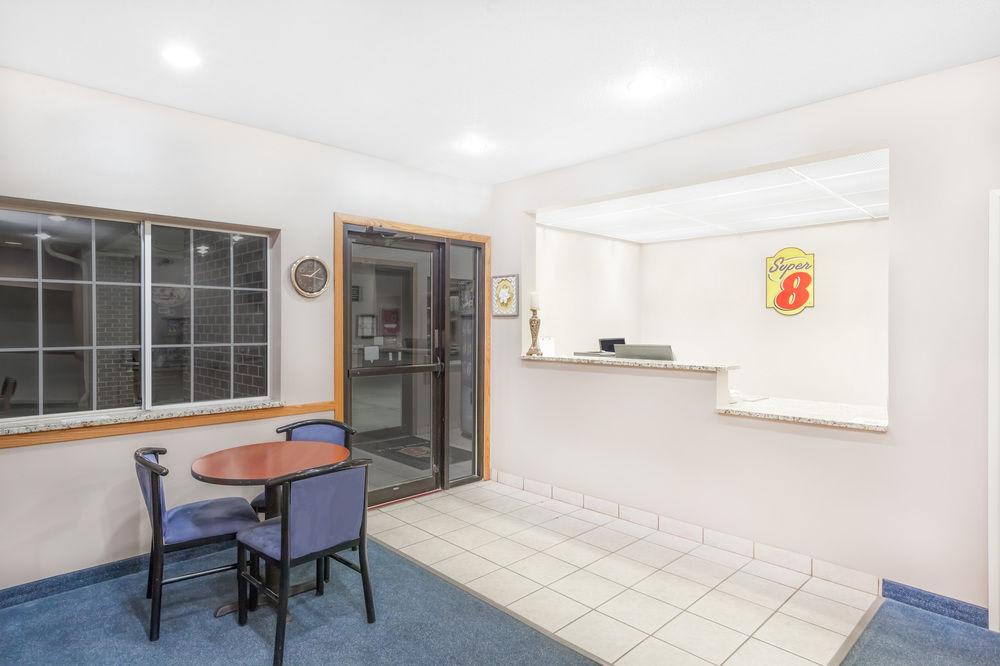 Super 8 by Wyndham Forest City 3