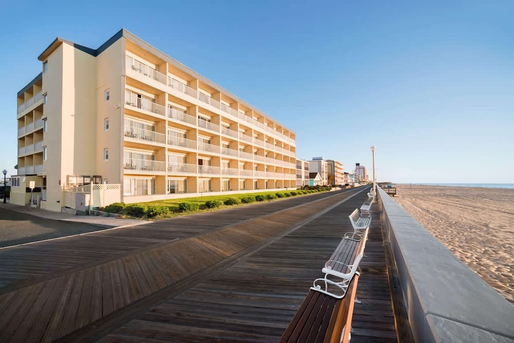 Howard Johnson by Wyndham Ocean City Oceanfront 1