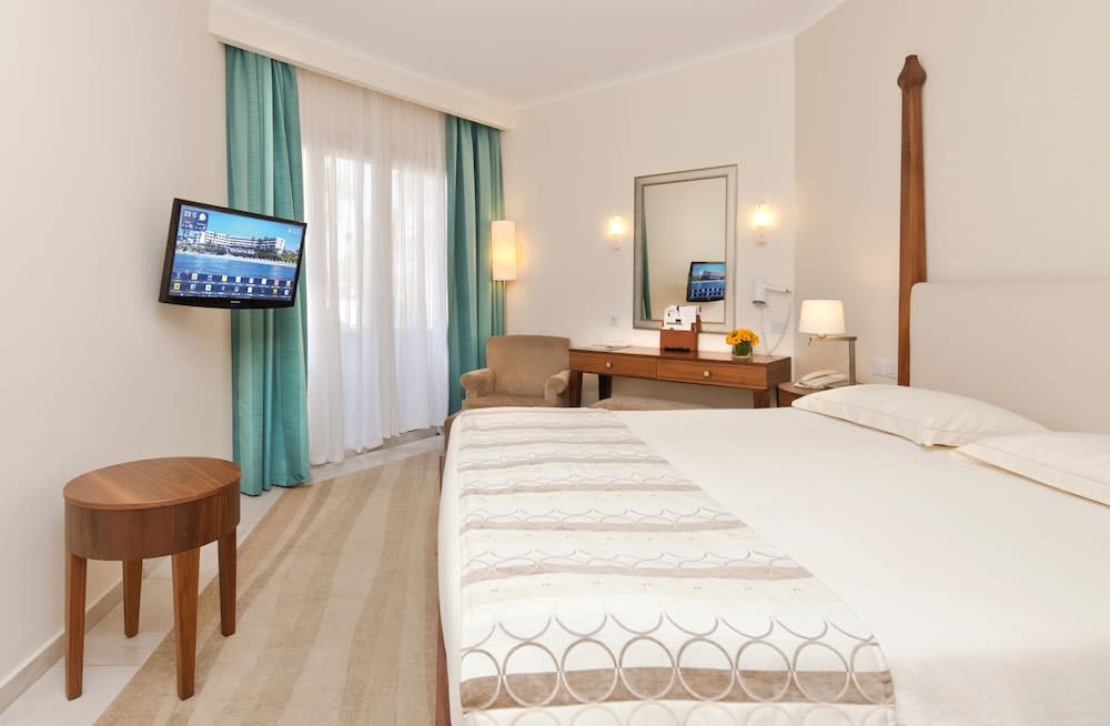 Alexander The Great Beach Hotel 4