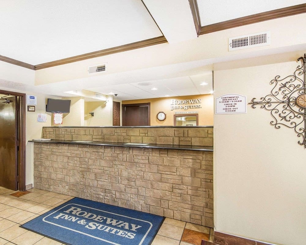 Rodeway Inn & Suites Madison East 2