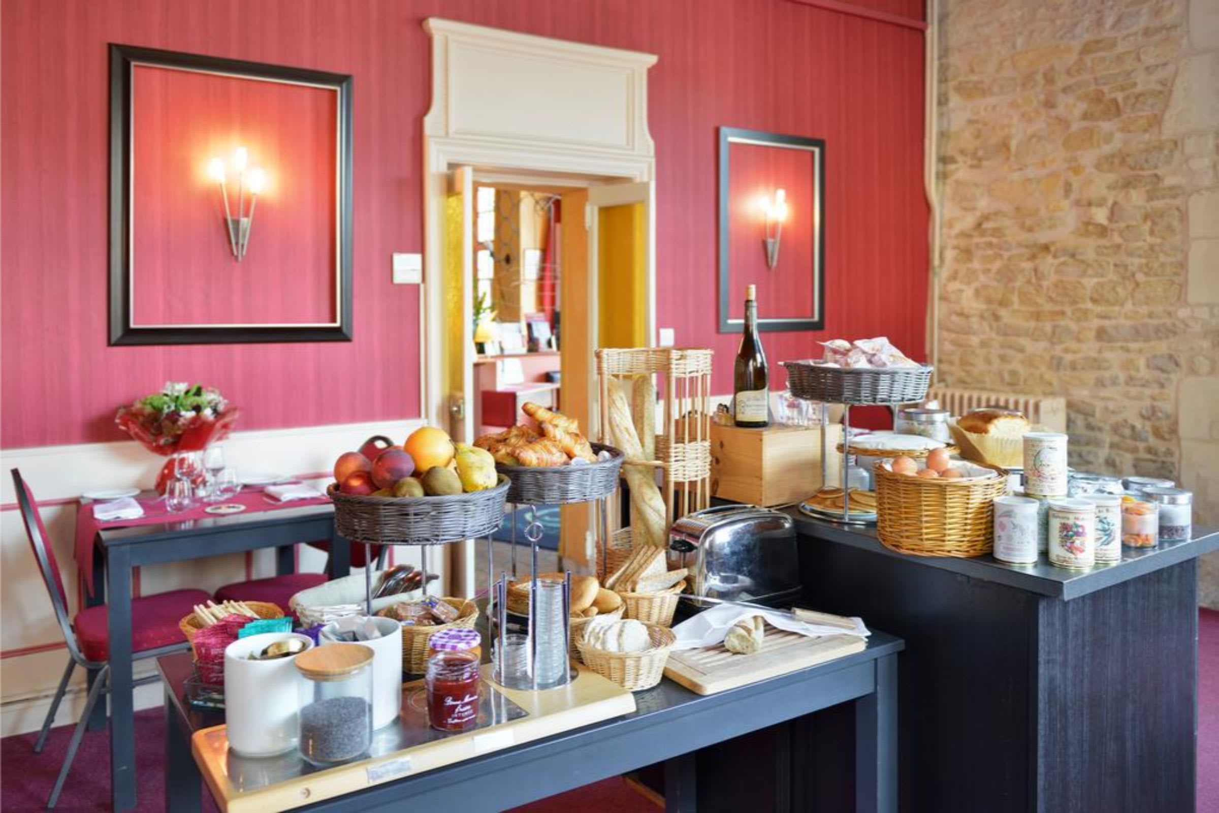 Logis Hôtel Restaurant Le Puits Doré 2