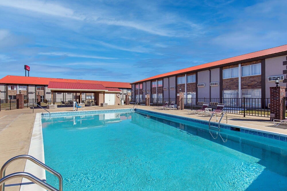 Ramada by Wyndham Bowling Green 1