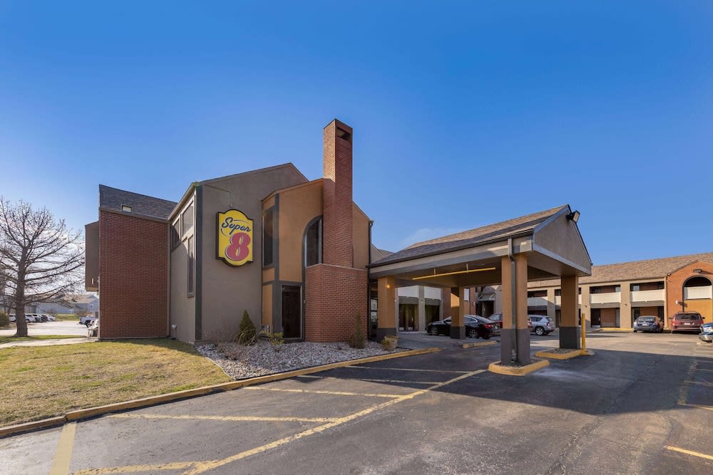 Super 8 by Wyndham Kansas City Airport North 1
