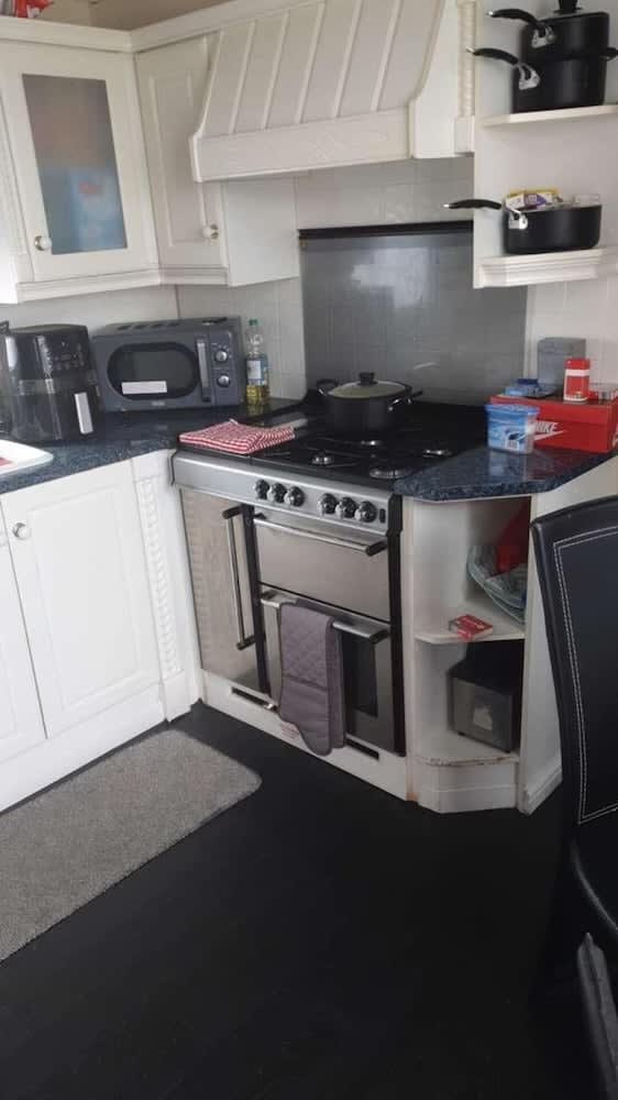 Modern Static Caravan in Golden Palms Holiday Park 2