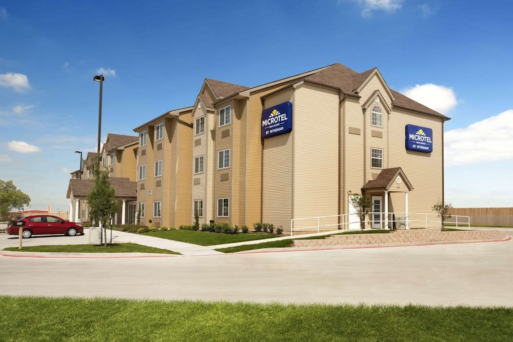 Microtel Inn & Suites by Wyndham Kenedy/Karnes City 1