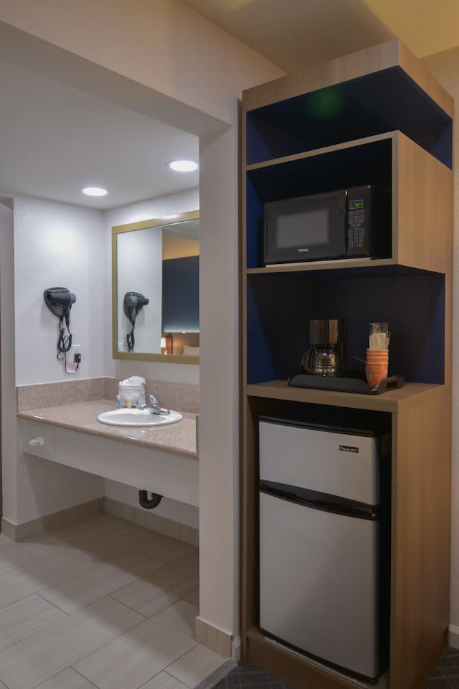 Comfort Inn & Suites Moreno Valley near March Air Reserve Base 5