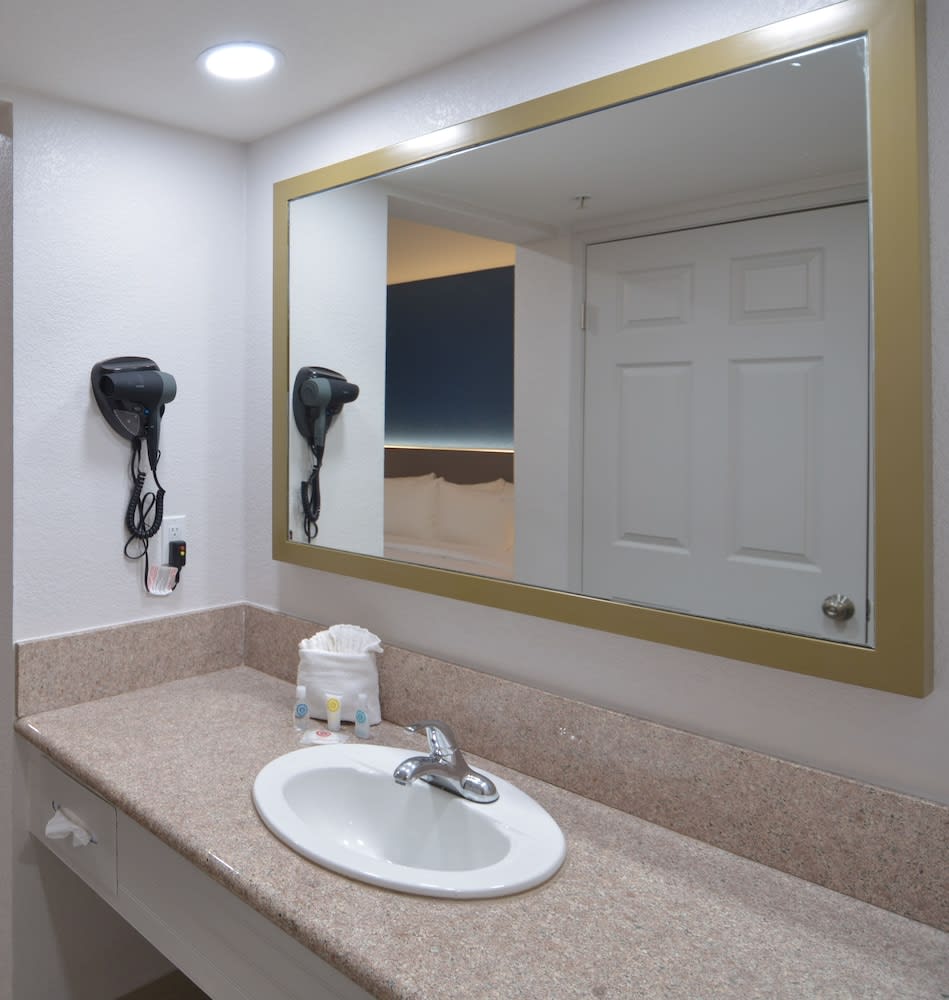 Comfort Inn & Suites Moreno Valley near March Air Reserve Base 4