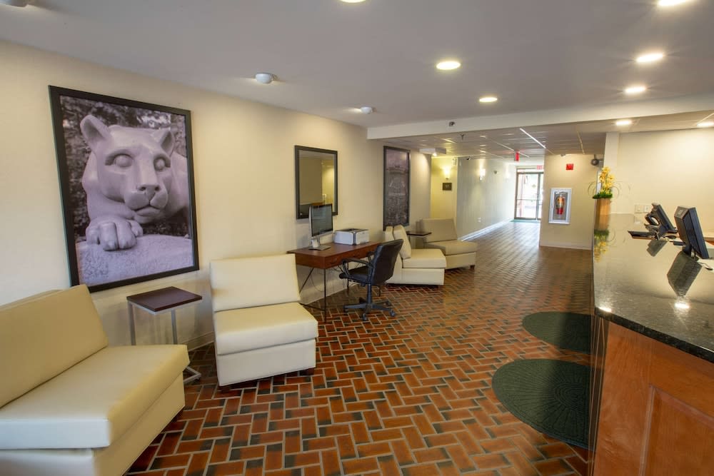 Super 8 by Wyndham State College 2
