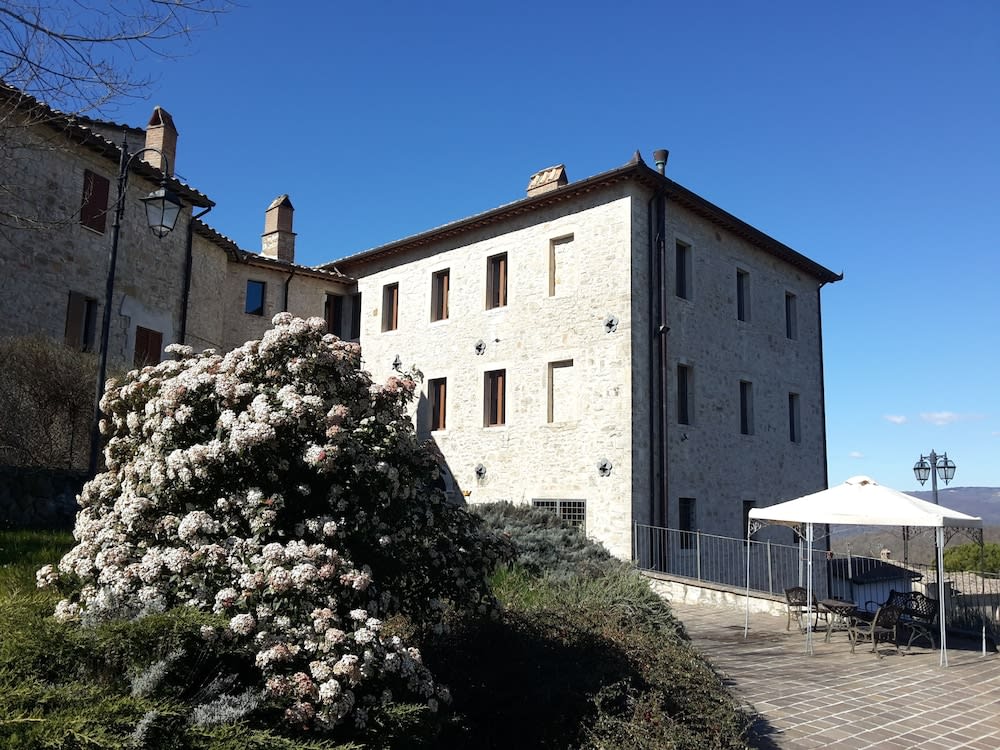 Castello Izzalini Todi Resort 1