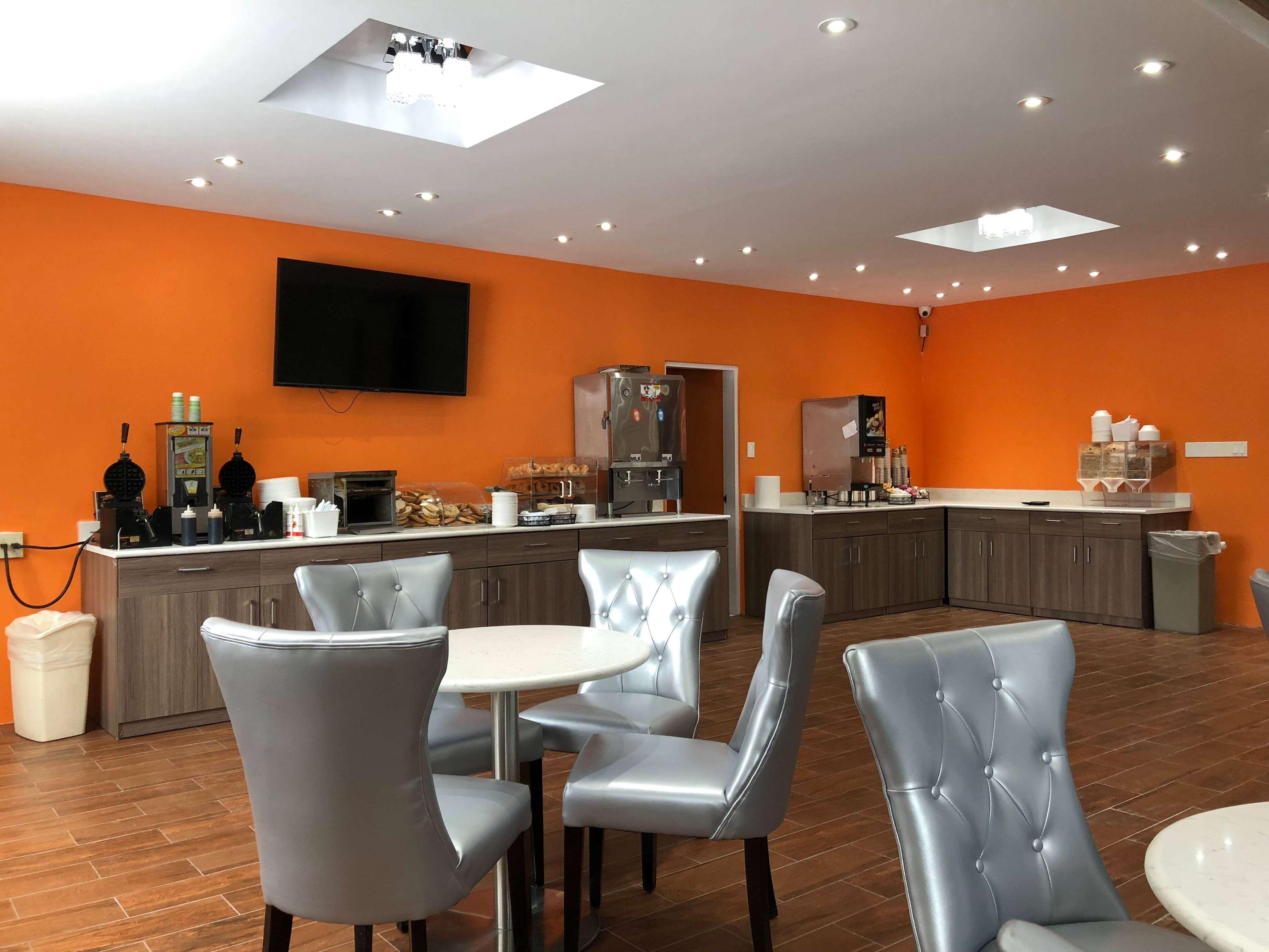 Howard Johnson by Wyndham Harrisburg 2