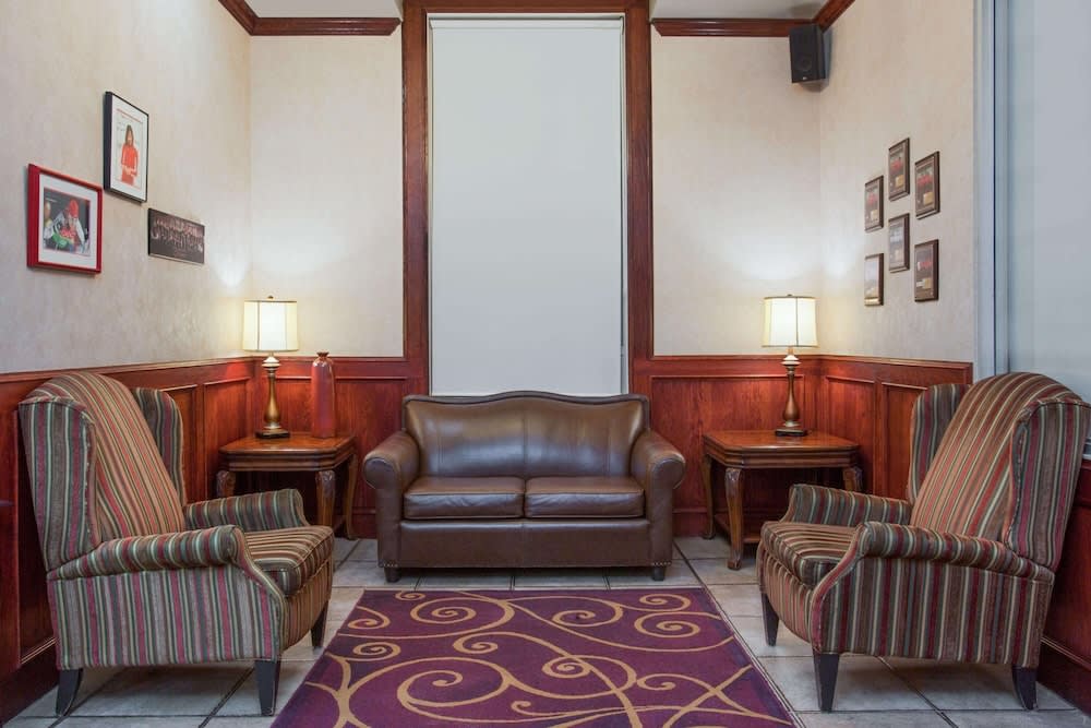 Ramada by Wyndham Red Deer Hotel & Suites 2