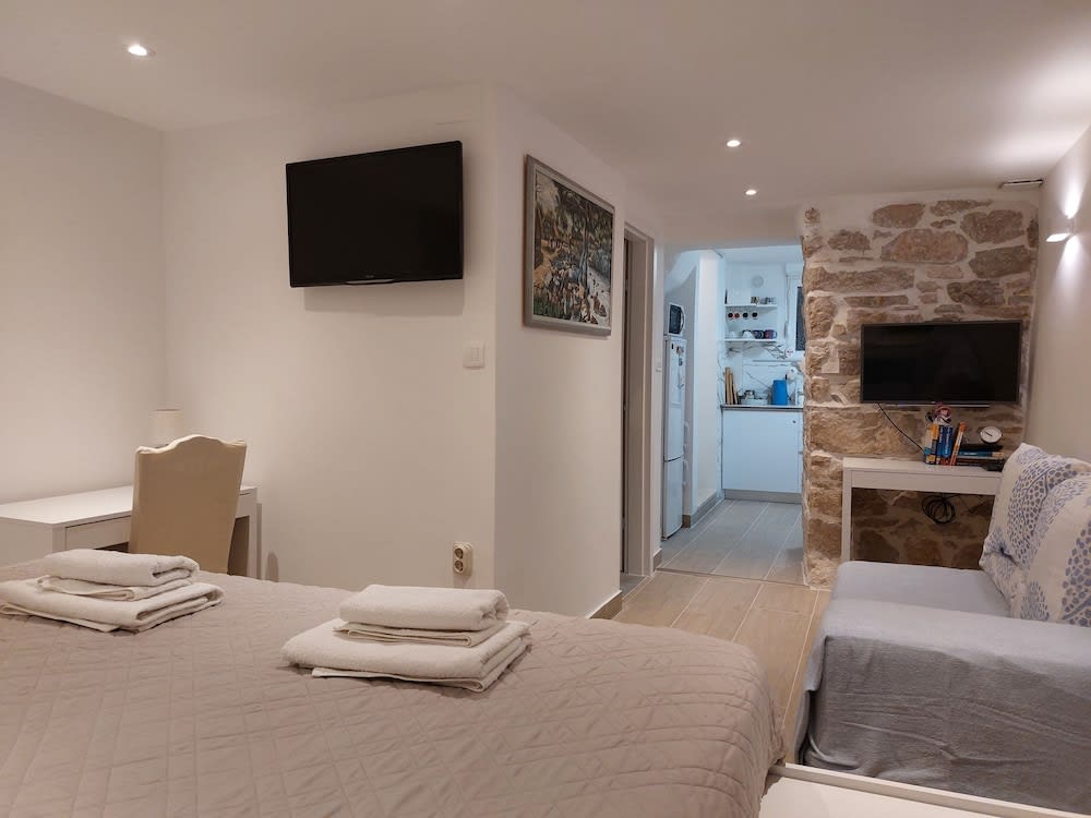 Homey 1-BR Apt 2