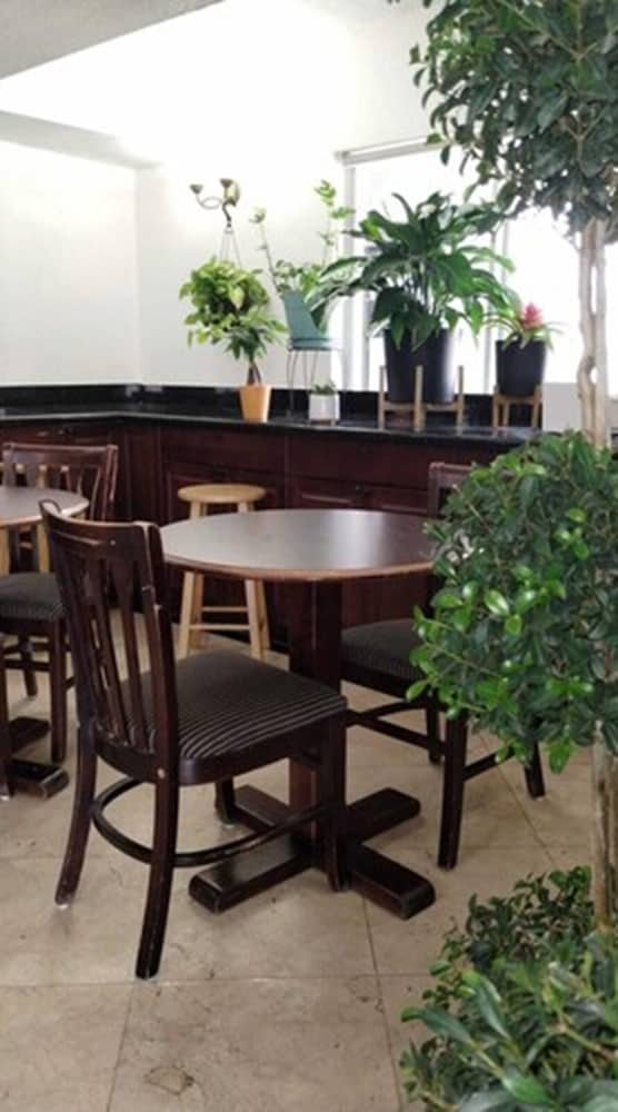 Super 8 Motel by Wyndham near Fort Lauderdale Arpt 3