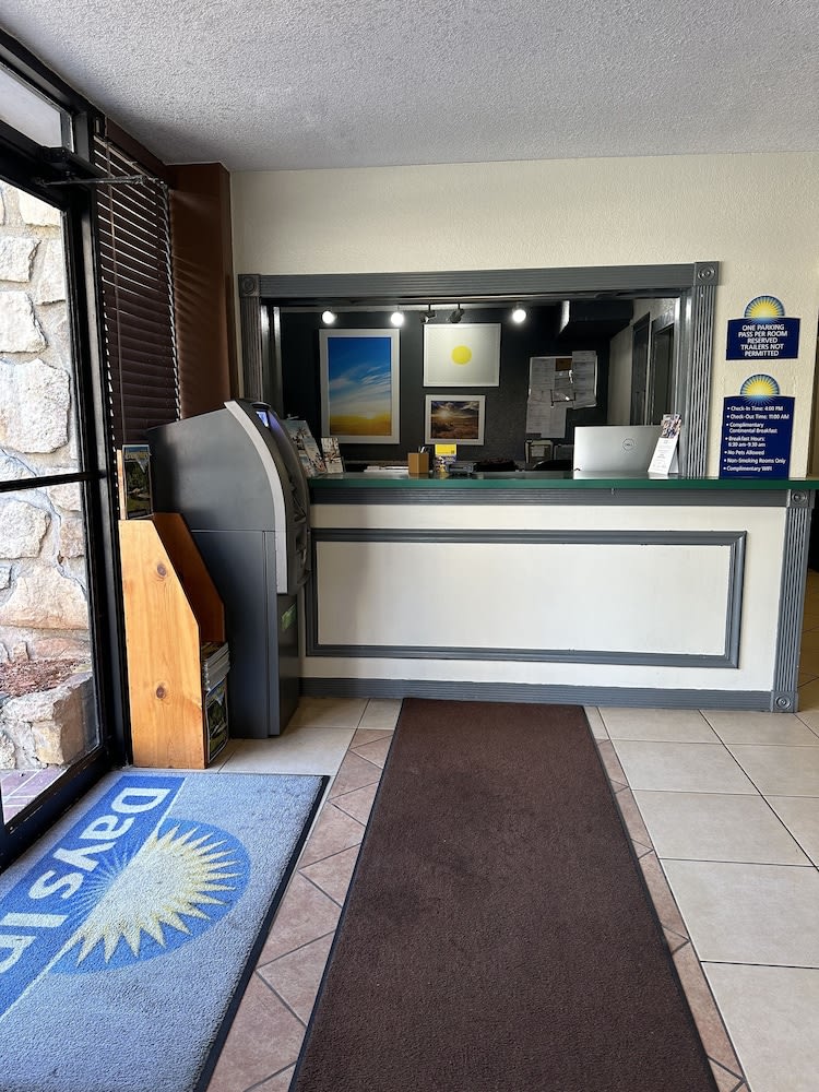 Days Inn & Suites by Wyndham Downtown Gatlinburg Parkway 4