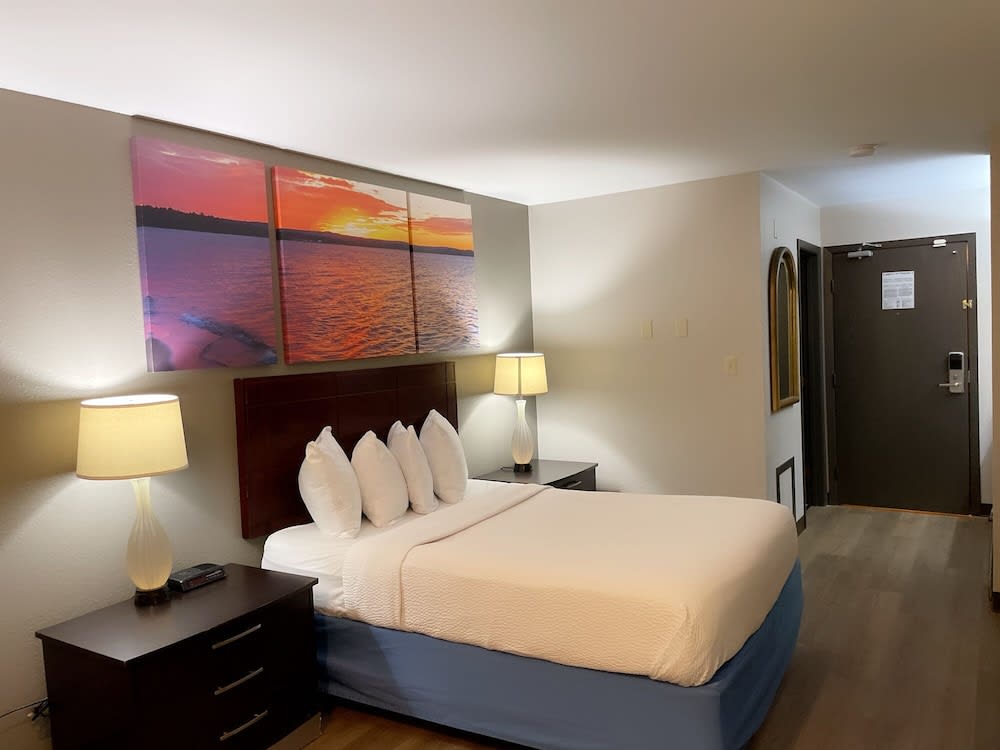 Days Inn & Suites by Wyndham Stevens Point 1