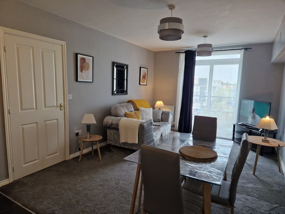 Stylish 2-bed Apartment - Sleeps 4, Parking & Wifi 2