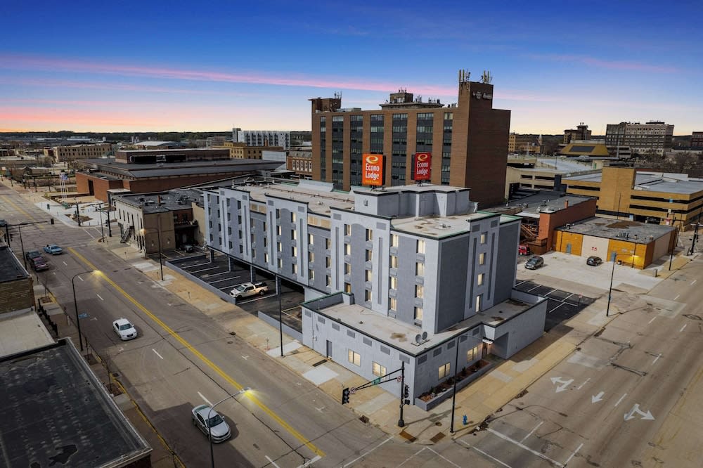 Econo Lodge Inn & Suites Waterloo Downtown 1