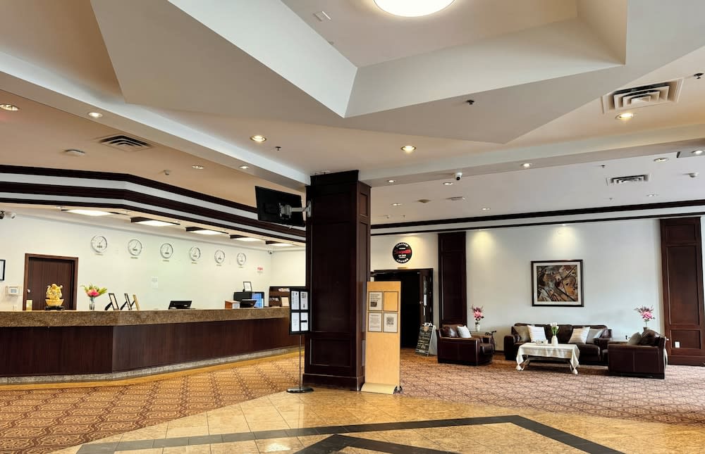 Divya Sutra Plaza and Conference Centre Calgary Airport 4